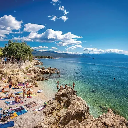 Casa vacanze Marta - Whole House, Right By The Sea Novi Vinodolski